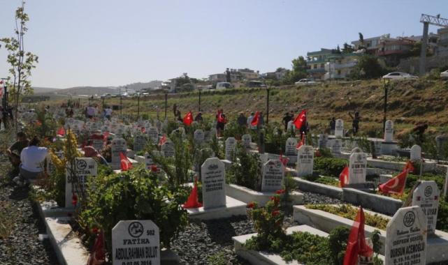 Hatay'da deprem mezarlığında gözyaşları içinde hüzünlü bayram