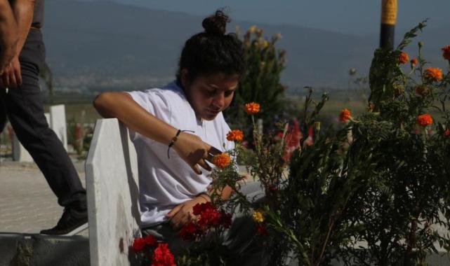 Hatay'da deprem mezarlığında gözyaşları içinde hüzünlü bayram