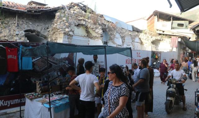 Hatay'da depremin yıktığı çarşıda eski günleri aratmayan bayram alışverişi
