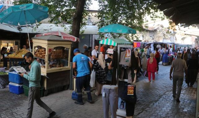 Hatay'da depremin yıktığı çarşıda eski günleri aratmayan bayram alışverişi