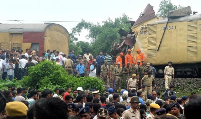 Hindistan'da tren kazası: 8 ölü 60 yaralı