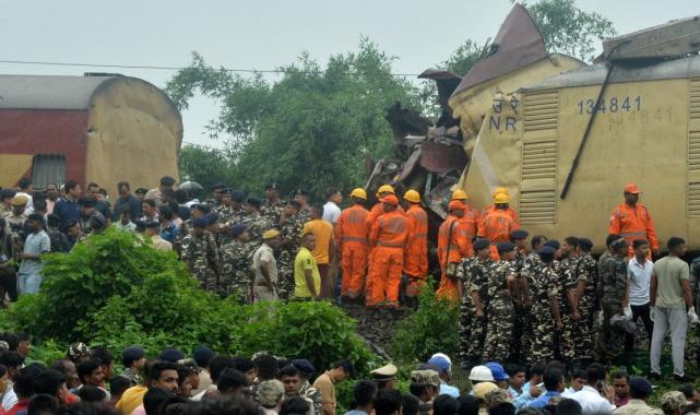 Hindistan'da tren kazası: 8 ölü 60 yaralı