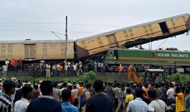 Hindistan'da tren kazası: 8 ölü 60 yaralı