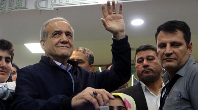 İran'daki cumhurbaşkanlığı seçimi: Reformist aday Pezeşkiyan önde