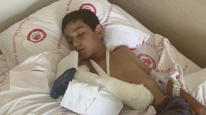 Isparta&#039;da başıboş köpeklerin saldırdığı çocuk yaralandı