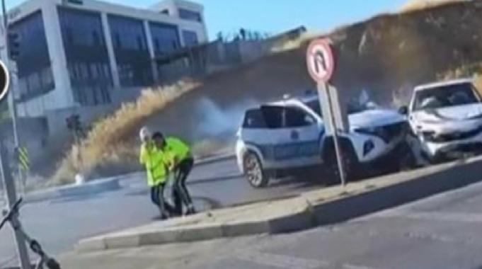 İstanbul'da trafik ekibi ile korsan taksi kavşakta çarpıştı: 3'ü polis, 2'si çocuk 6 kişi yaralandı