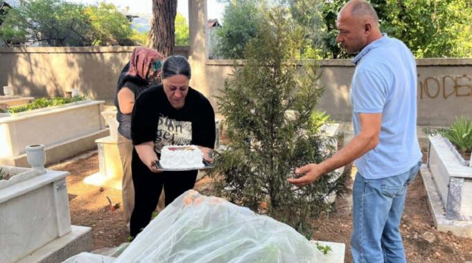 İzmir&#039;de en acı doğum günü: Öldürülen kızının mezarına pastayla gitti