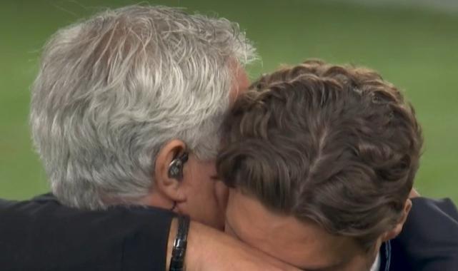 Jose Mourinho, Edin Terzic'i sarılarak teselli etti