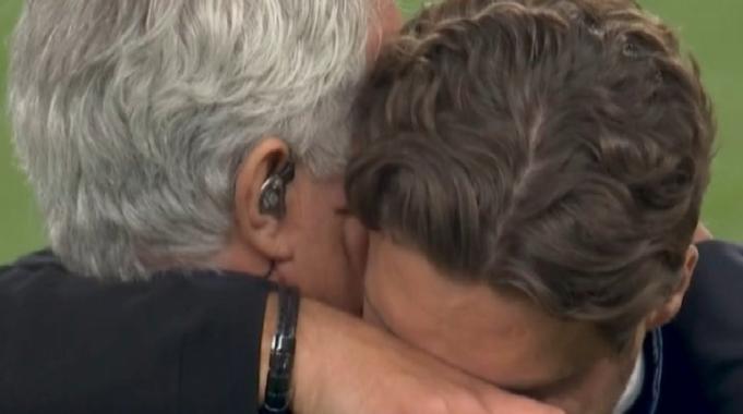 Jose Mourinho, Edin Terzic'i sarılarak teselli etti