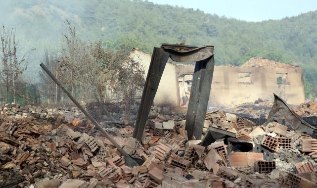 Kastamonu'da köy yangını: 12 ev kül oldu