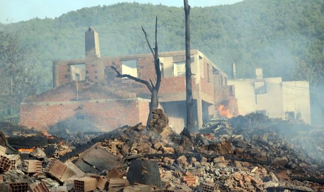Kastamonu'da köy yangını: 12 ev kül oldu