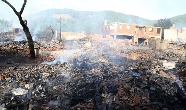Kastamonu'da köy yangını: 12 ev kül oldu