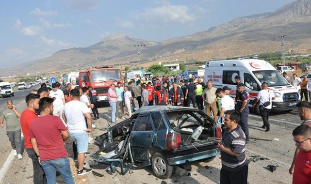 Mersin'de 2 servis aracı ve otomobil kazaya karıştı: 2 kişi öldü, 35 kişi yaralandı
