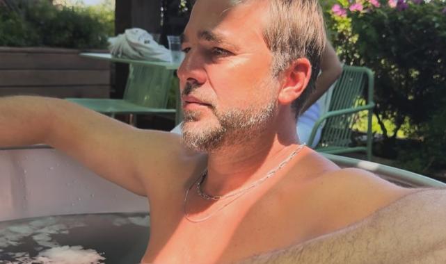 Mustafa Sandal ve Engin Altan Düzyatan eşleriyle buzlu suya girdi! O anları paylaştılar