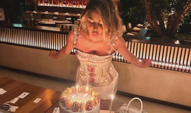 Nihal Candan'dan iki farklı paylaşım: Önce partiledi sonra camiye gitti