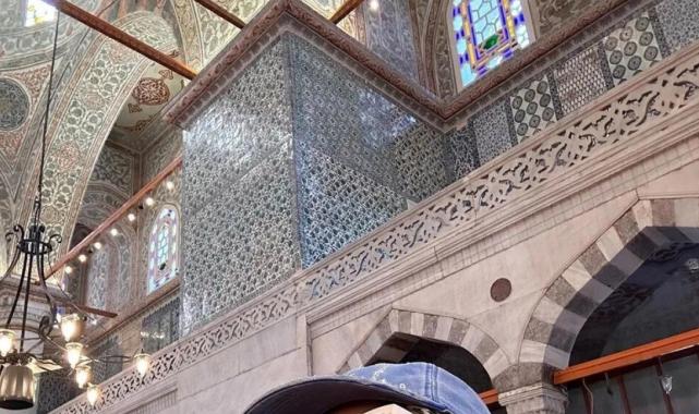 Nihal Candan'dan iki farklı paylaşım: Önce partiledi sonra camiye gitti