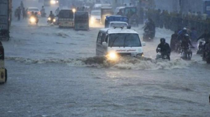 Pakistan'da şiddetli fırtına: 8 ölü, 40 yaralı