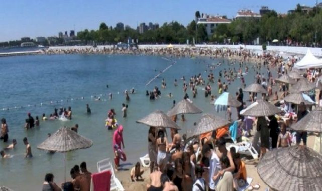 Caddebostan Plajı'nda bayram yoğunluğu