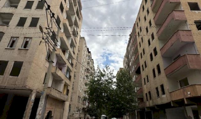 Diyarbakır'da hasarlı binalar yıkılmayı bekliyor