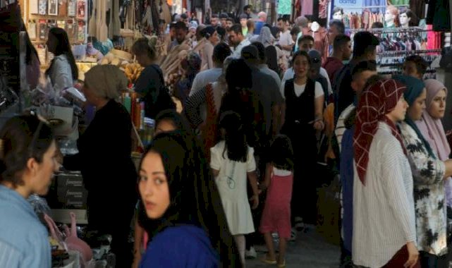 Hatay'da depremin yıktığı çarşıda eski günleri aratmayan bayram alışverişi