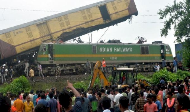Hindistan'da tren kazası: 8 ölü 60 yaralı