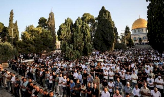 Mescid-i Aksa’da cuma namazı