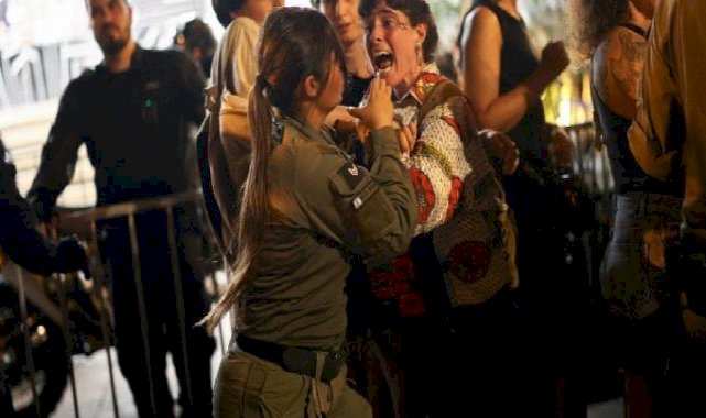 Tel Aviv'deki en büyük gösteri: Protestocular Netanyahu'nun evine yürüdü