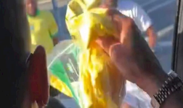 Ünlü futbolcu Neymar, ışıklarda çakma forma aldı