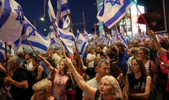 Tel Aviv'deki en büyük gösteri: Protestocular Netanyahu'nun evine yürüdü