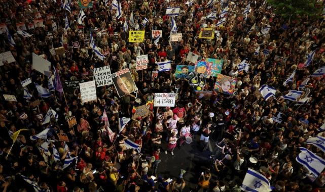 Tel Aviv'deki en büyük gösteri: Protestocular Netanyahu'nun evine yürüdü