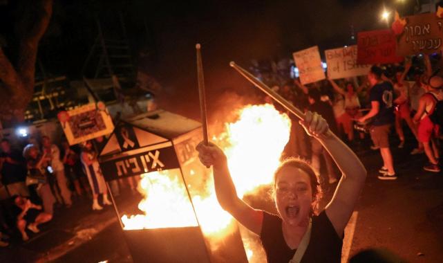 Tel Aviv'deki en büyük gösteri: Protestocular Netanyahu'nun evine yürüdü