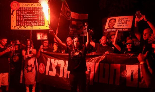 Tel Aviv'deki en büyük gösteri: Protestocular Netanyahu'nun evine yürüdü