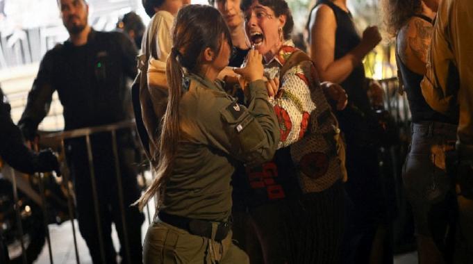 Tel Aviv&#039;deki en büyük gösteri: Protestocular Netanyahu&#039;nun evine yürüdü