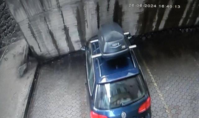 Trabzon'da istinat duvarı çöktü: 2 kişi dakikalarla kurtuldu