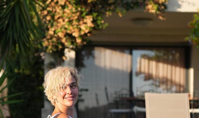 20 kilo vermişti! 3 çocuk Bergüzar Korel, beyaz mayosuyla havuz pozları verdi