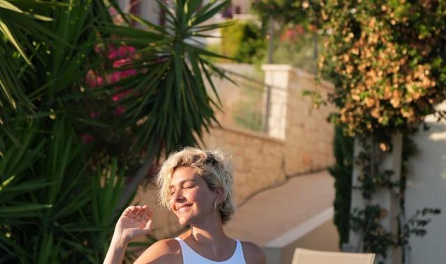 20 kilo vermişti! 3 çocuk Bergüzar Korel, beyaz mayosuyla havuz pozları verdi