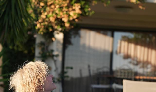 20 kilo vermişti! 3 çocuk Bergüzar Korel, beyaz mayosuyla havuz pozları verdi