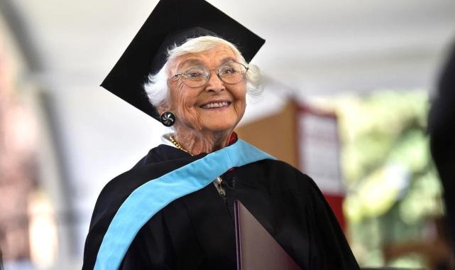 ABD'de 105 yaşındaki kadın, 83 yıl sonra yüksek lisansını tamamladı