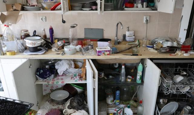 Adana'da cezaevindeki albino kardeşlerin evine hırsız dadandı