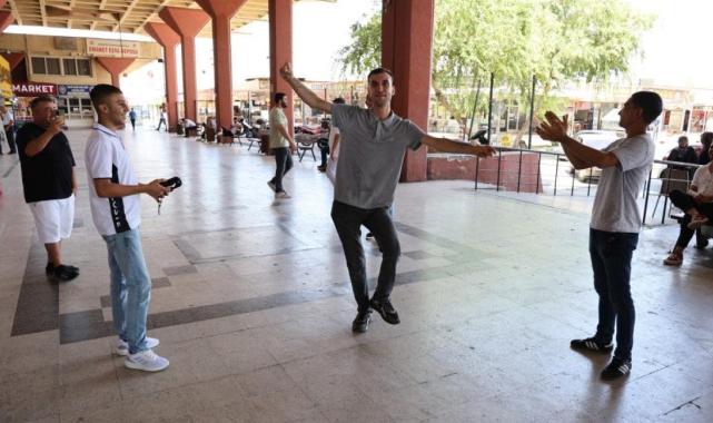 Adana'da 'Oynak Ferit' hem oynuyor hem oynatıyor