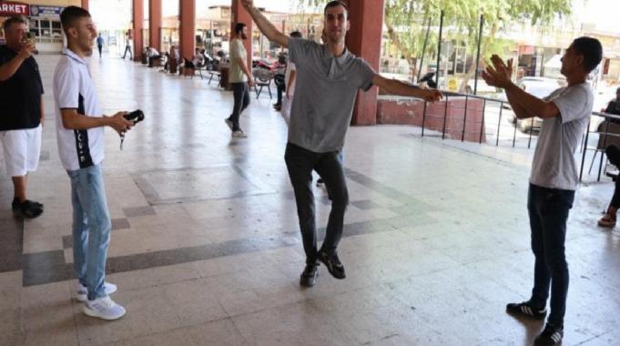 Adana'da 'Oynak Ferit' hem oynuyor hem oynatıyor