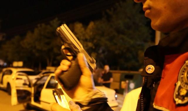 Aksaray'da kurusıkı silahla yakalanan genç, polis otosundaki yerini beğenmedi