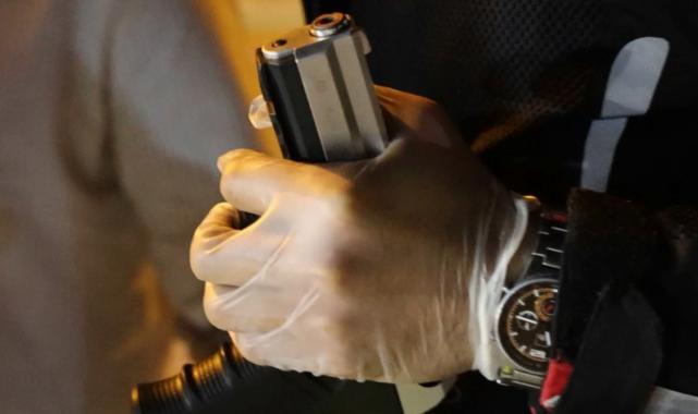 Aksaray'da kurusıkı silahla yakalanan genç, polis otosundaki yerini beğenmedi