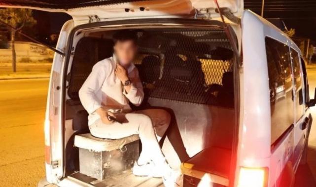 Aksaray'da kurusıkı silahla yakalanan genç, polis otosundaki yerini beğenmedi