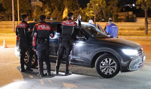 Aksaray'da kurusıkı silahla yakalanan genç, polis otosundaki yerini beğenmedi