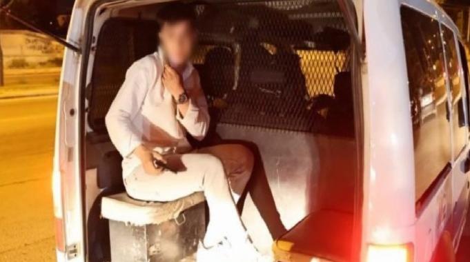 Aksaray&#039;da kurusıkı silahla yakalanan genç, polis otosundaki yerini beğenmedi