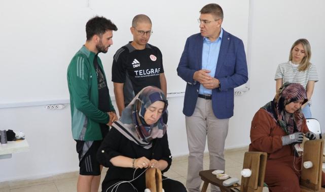 Alex de Souza, el dikim top atölyesini gezdi