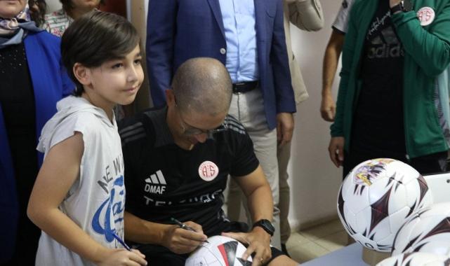 Alex de Souza, el dikim top atölyesini gezdi