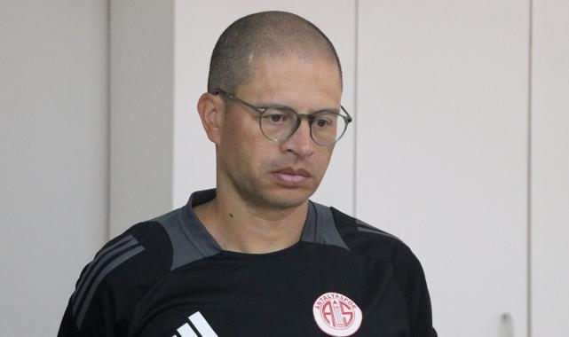 Alex de Souza, el dikim top atölyesini gezdi