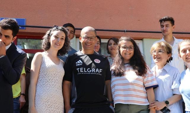 Alex de Souza, el dikim top atölyesini gezdi